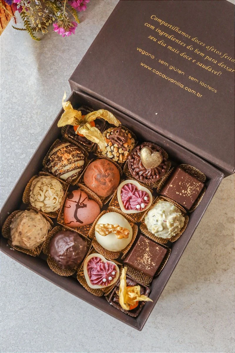 Caixa de degustação com uma seleção de doces finos artesanais da Cacau Vanilla