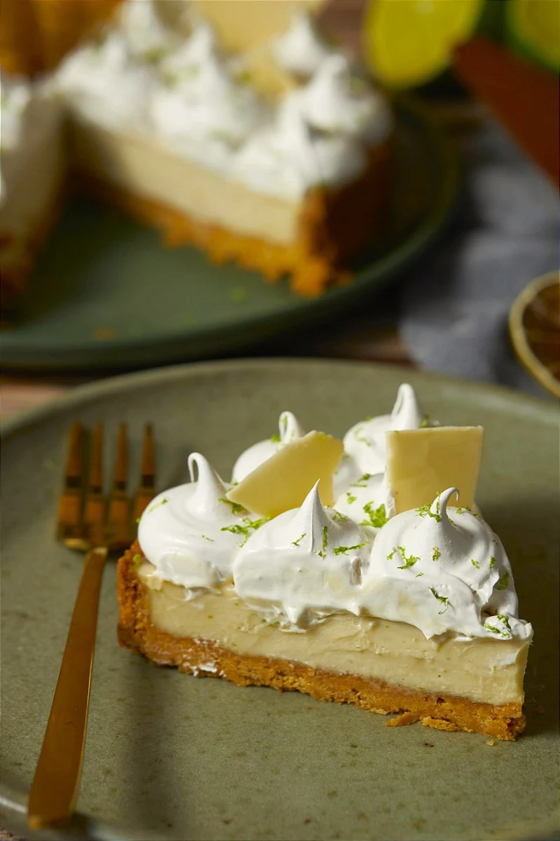 Fatia de torta de limão com cobertura de merengue e raspas de limão